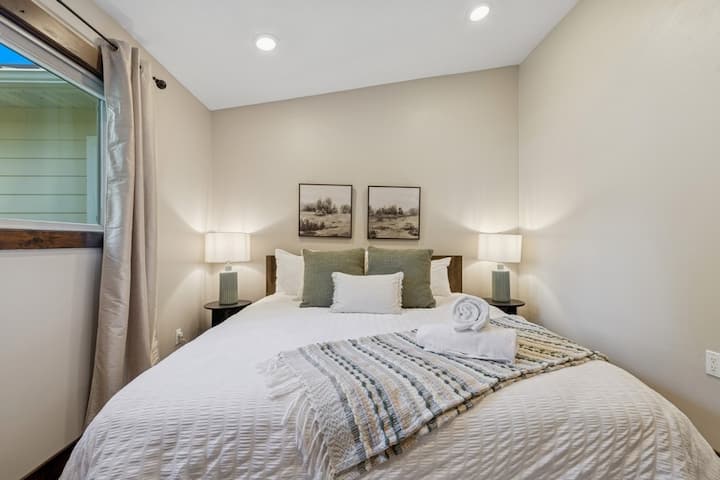 Note: Bedding linen color and pillow arrangement may vary depending on cleaning cycle. 