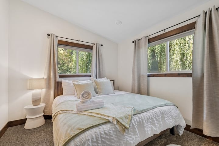 Note: Bedding linen color and pillow arrangement may vary depending on cleaning cycle. 