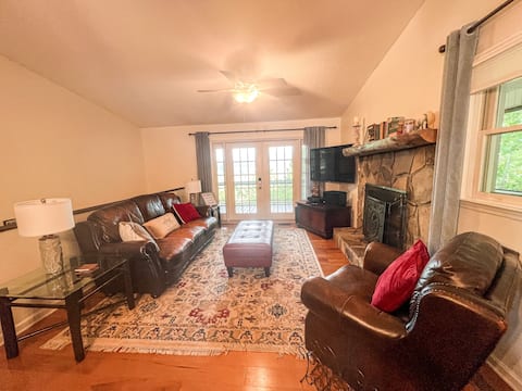 Popular Airbnb listing: Charming Beaver Cottage w/lake view & new hot tub in Hiawassee