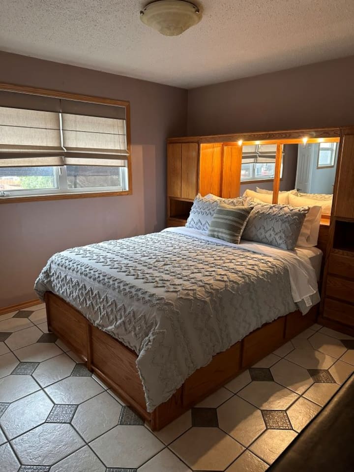 Оваа удобна и спокојна главна спална соба има доволно простор за складирање и приватна сопствена бања.  Креветот е со големина на брачен кревет (широк 150-179 см). 