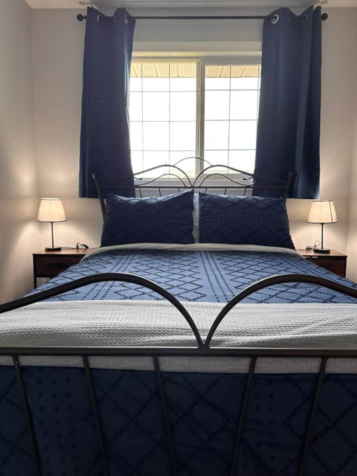 Оваа спална соба со целосна големина се наоѓа во средината на ходникот на горниот кат, спроти бањата на горниот кат. Вклучен е плакар на десната страна со закачалки за облека. 