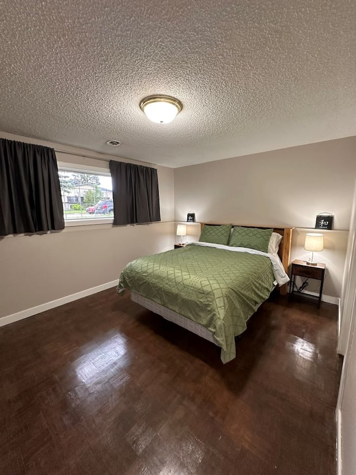 Овој голем брачен кревет (широк 150-179 см) се наоѓа во спалната соба на долниот кат. Многу простор и прошетка во плакарот!