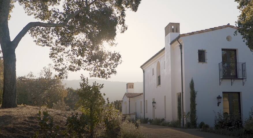 Camellia Cottage with Pool View