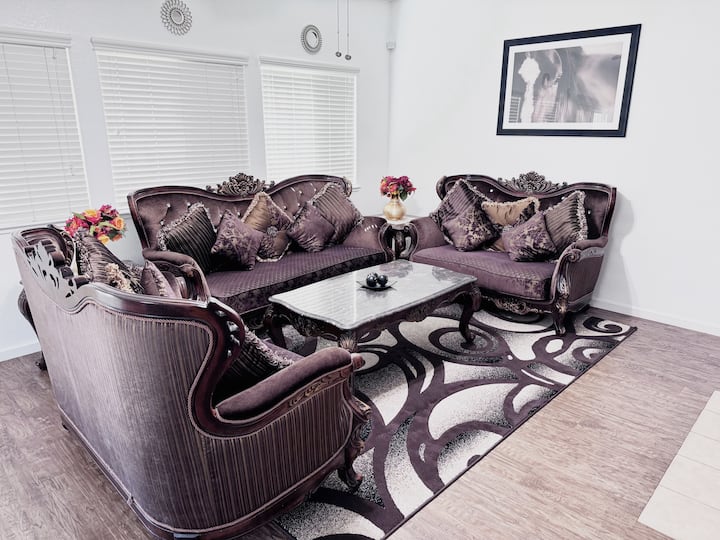 Spacious Family Home, Beautiful Yard & Game Room - Stockton, CA
