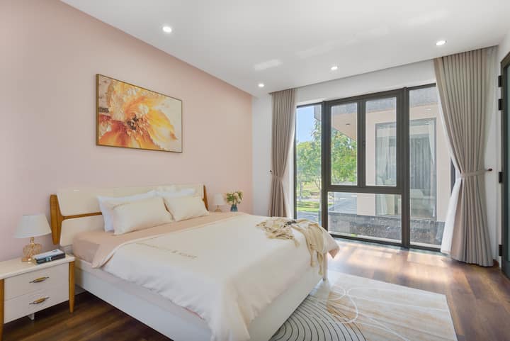 El segundo dormitorio incluye una cama tamaño king, un colchón cómodo, grandes ventanales a ambos lados y un gran armario. Esta habitación tiene la cerradura de la puerta inteligente, puedes abrirla con un código. 