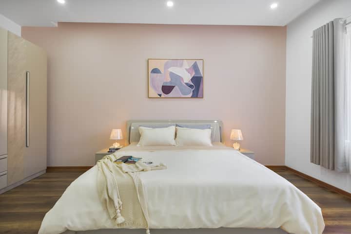 El tercer dormitorio incluye una cama tamaño king, un cómodo colchón, grandes ventanales en el lado oeste y un gran armario, y un televisor inteligente Samsung de 55 pulgadas.