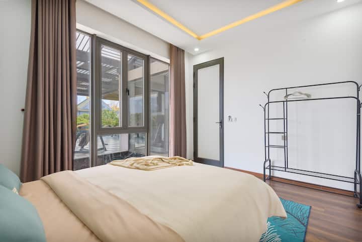 Quinto dormitorio con una cómoda cama tamaño queen, una gran vista