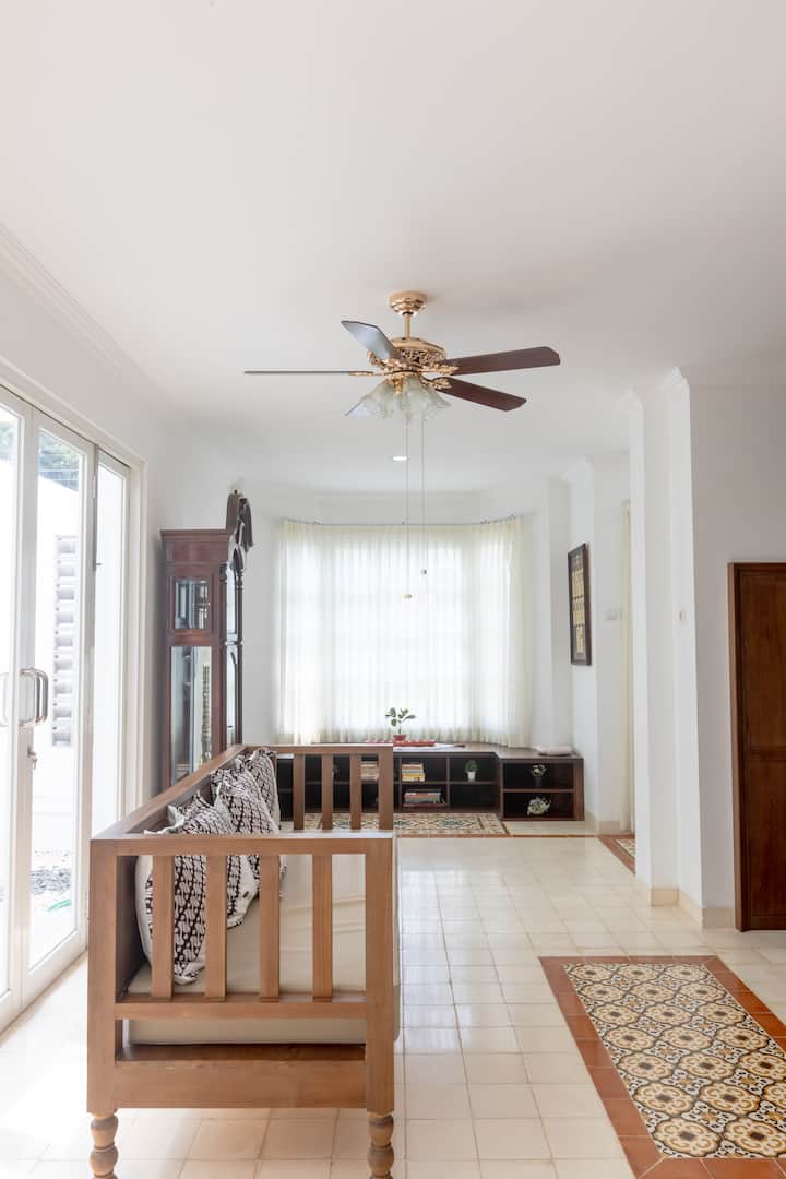 Classic House - 1.6km Malioboro (4br, 8-10p) - Yogyakarta