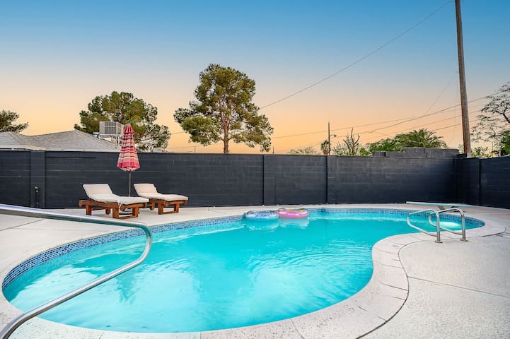 10 mins from Airport/Strip! Private, Quiet w/ Pool