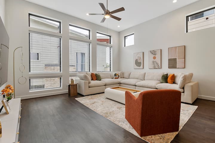 Houston Ridge Modern 7BR/7BA Home • Houston Skyline • Rooftop - Houses for Rent in ...