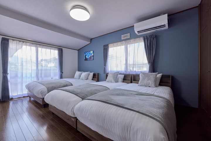 1张双人床（背面）、2张单人床（正面） ，均由Simmons制作。
床的小架子上有一个灯，插座。您可以为手机充电。