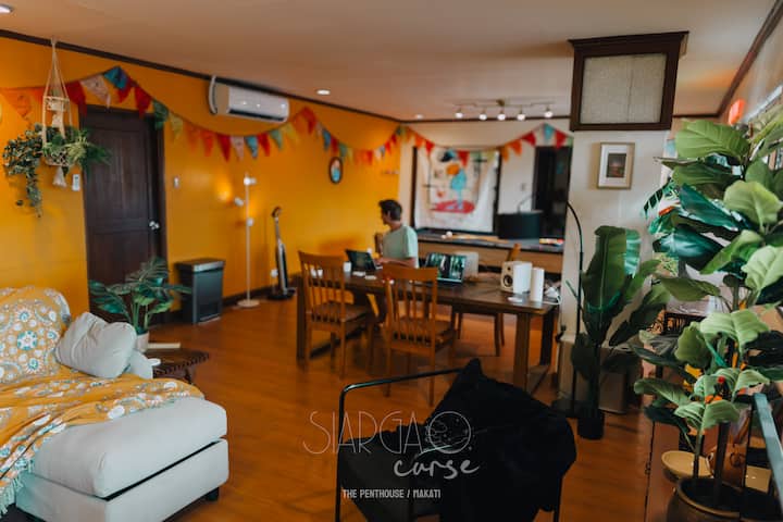 Просторната и отворена всекидневна е идеално разделена на „Зона за релаксация “,„ Трапезария и споделено работно пространство“ и „Зона за развлечения “. Цялото пространство във всекидневната е приблизително 75 квадратни метра.