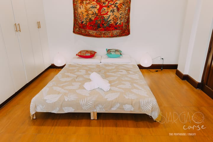 Санта Фе е спокоен жилищен район в Сиаргао, известен със зашеметяващите си плажове. Тази спокойна обстановка също вдъхнови името на тази малко по - малка спалня.