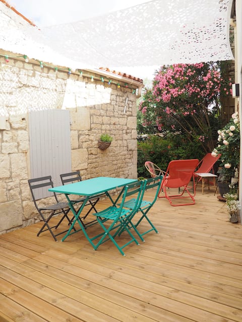 Cozy house and terrace, center of Surgères