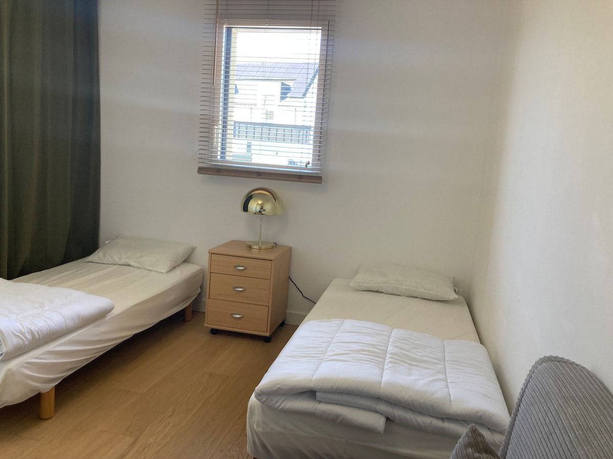 ห้องนอนพร้อมเตียงเดี่ยว 2 เตียง 