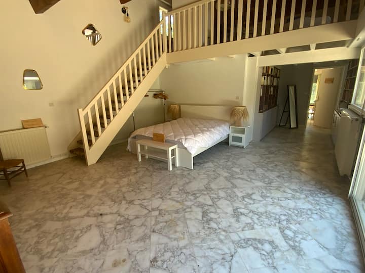 Amplia habitación Cap Ferret situada en la planta baja cama 160 acceso a la terraza con vistas al mar parcial.