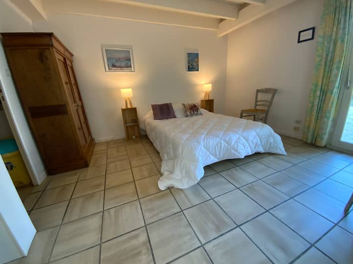 Habitación Piquey del estudio independiente, vistas al patio interior. Cama doble 140