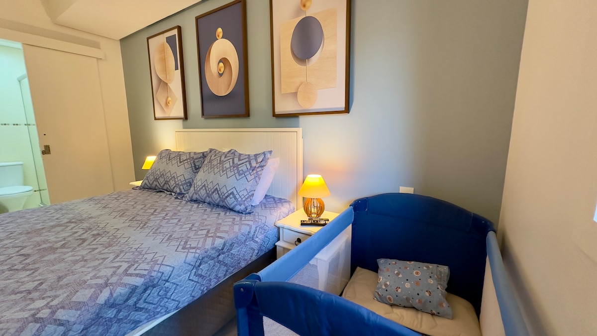 K dispozícii je dostatok dvojlôžkového apartmánu s manželskou posteľou Queen, klimatizáciou (horúcou/studenou), 40-palcovým SmartTv a zatiahnuteľným detským vankúšom. 