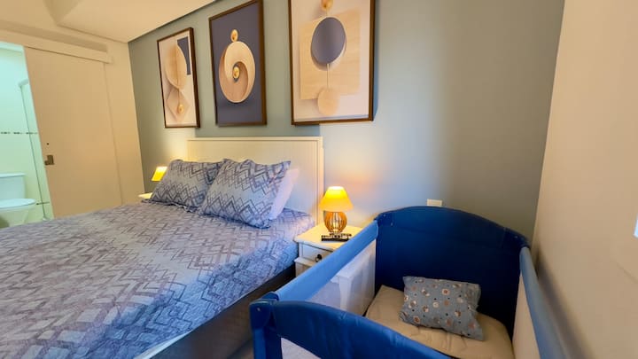 Ample double suite with queen size bed, air-conditioning (Hot/Cold), SmartTv 40" and Retractable Baby Pillow available. 