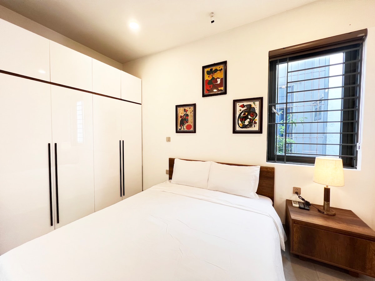 Táto útulná spálňa vo vile Sophia ponúka svetlý a minimalistický dizajn s pohodlnou posteľou a jednoduchou, elegantnou výzdobou. Izba má dostatok úložného priestoru a pohodlný pracovný stôl, ktorý je ideálny na pokojné útočisko.

