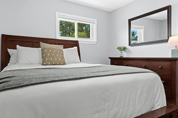 Dhomë gjumi e rehatshme në katin e parë me krevat dopio "queen", komodinë të plotë, ventilator tavani dhe grila të errëta për një natë të qetë gjumi.