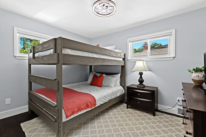 Dhoma e gjumit 3 është një dhomë me hapësirë të bollshme me një krevat dopio "queen over-queen", komodinë të plotë, grila të errëta dhe një ventilator tavani. Ki parasysh: krevati i sipërm nuk është i përshtatshëm për fëmijët e vegjël.