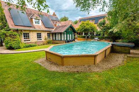 Luxury home, Hot Tub, Pool, Sauna, up to 22 Guests