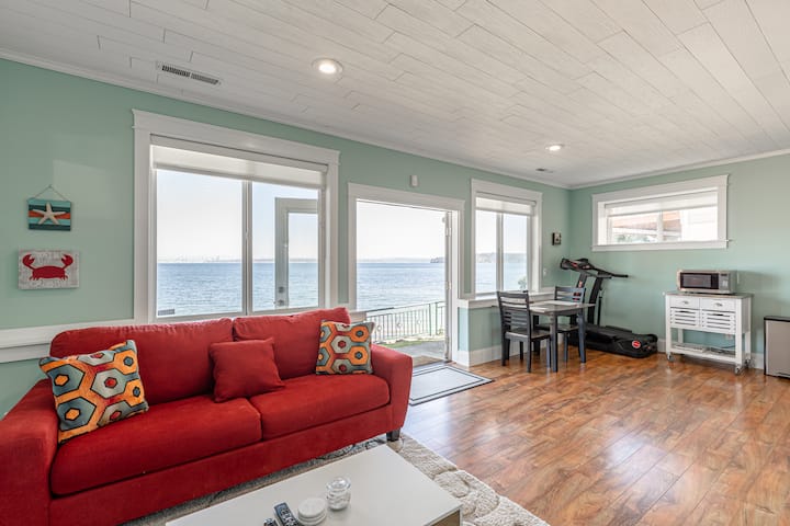 Manželská rozkladacia pohovka, kuchynský kút, prístup na pláž, televízor a krb na nižšej úrovni domu. Na tejto úrovni je tiež kúpeľňa s toaletou, práčovňa a spálňa s manželskou posteľou King. Oddelené od horných poschodí domu s vnútornými dverami/schodiskom. 