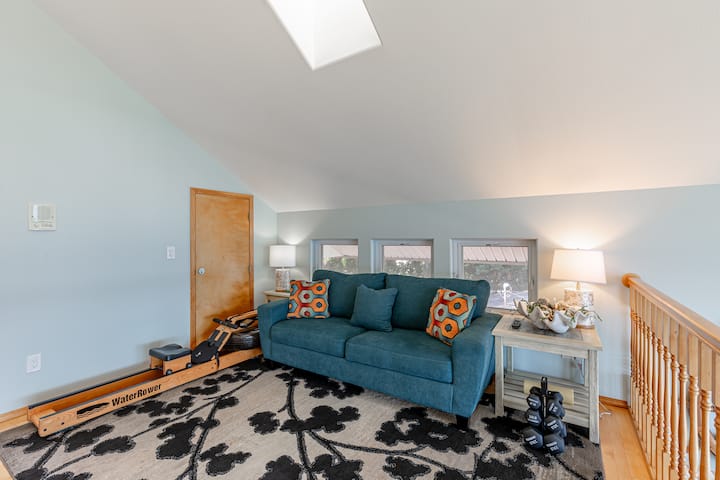 Manželská rozkladacia pohovka v podkroví na poschodí (3. poschodie domu). Aj na tomto poschodí: jedna kúpeľňa a jedna spálňa s manželskou posteľou. 