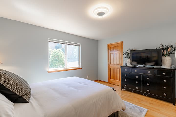 Spálňa s manželskou posteľou na hlavnom poschodí domu. 