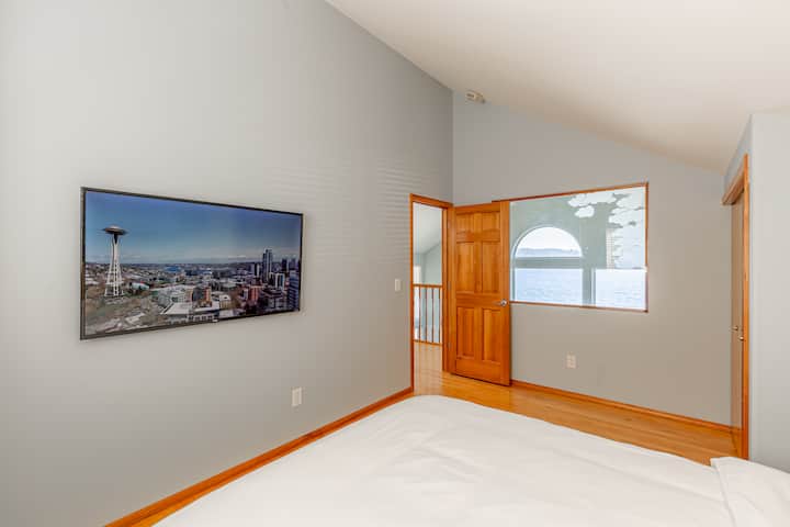 Spálňa s manželskou posteľou na hornom poschodí domu. 