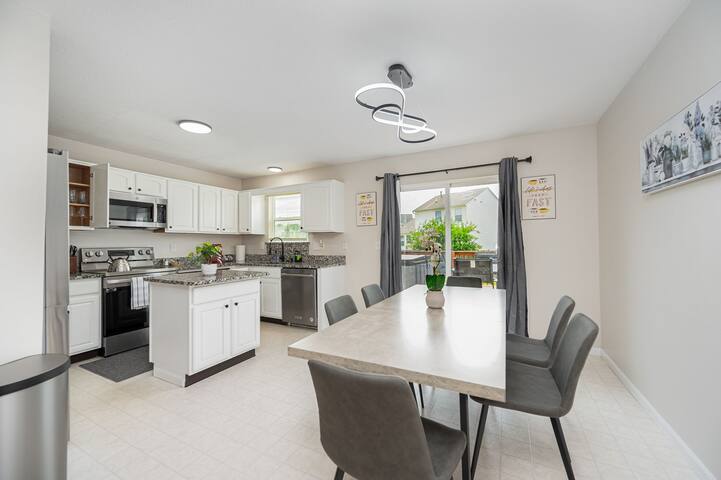 Escape 3BR w/ Hot Tub and BBQ gallery image 3