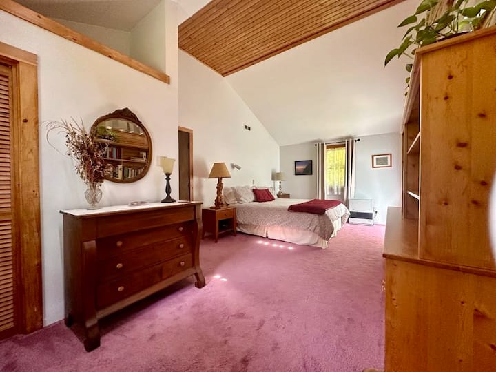 Пространата,  главна спална соба има многу природна светлина и специјални единици за греење и ладење за удобност во текот на целата година. 