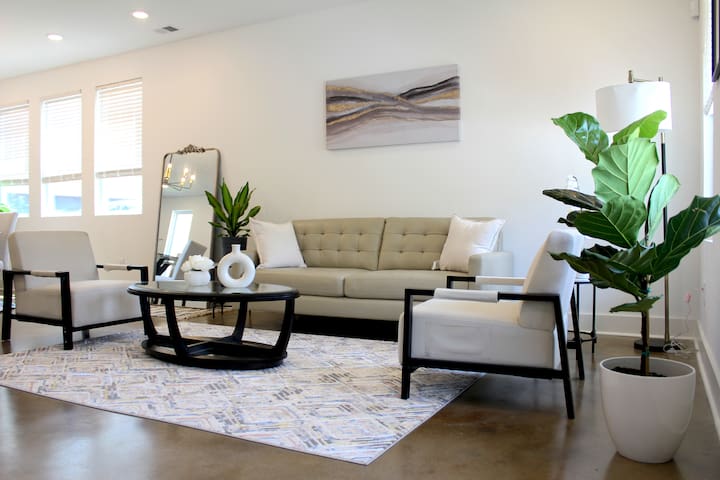 New Modern Townhome- 5 Minutes from Broadway