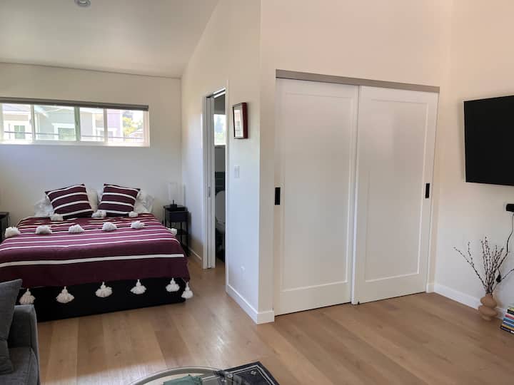 Sunny Culver Studio Apt – Steps To Shops & Cafés! - Culver City, CA