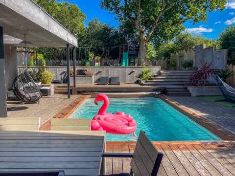 Spacious villa near the lake with heated pool