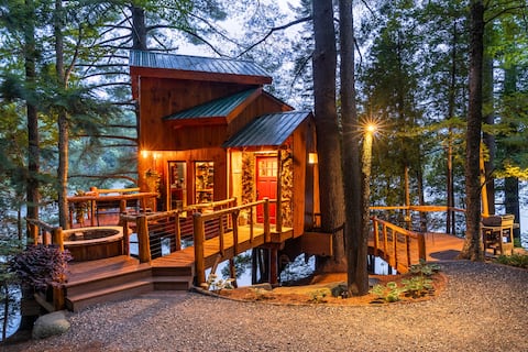 Treehouse on Walker Pond, Private Hot Tub, Canoes