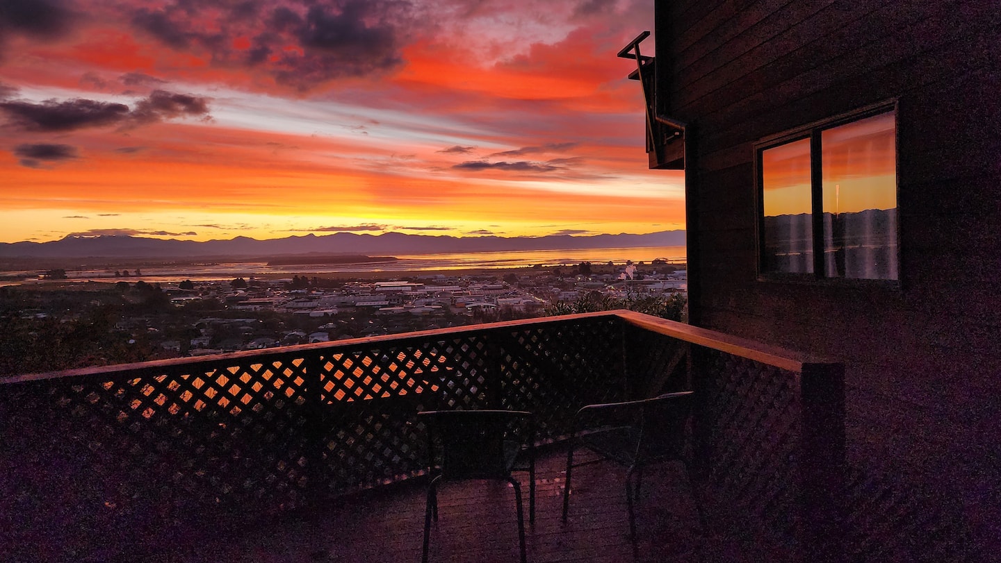 Private Deck With Views. Soft Bed. Washer & Dryer. 5