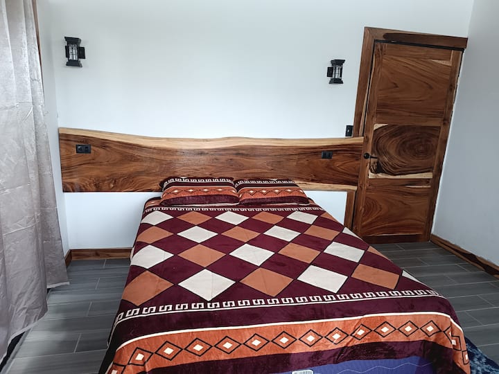 Nice Queen side bed with great view to the montains and ocean