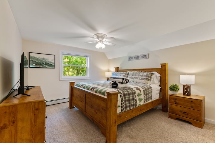 Relax in a cozy King bed, with a smart TV, plenty of storage and views of the surrounding nature.