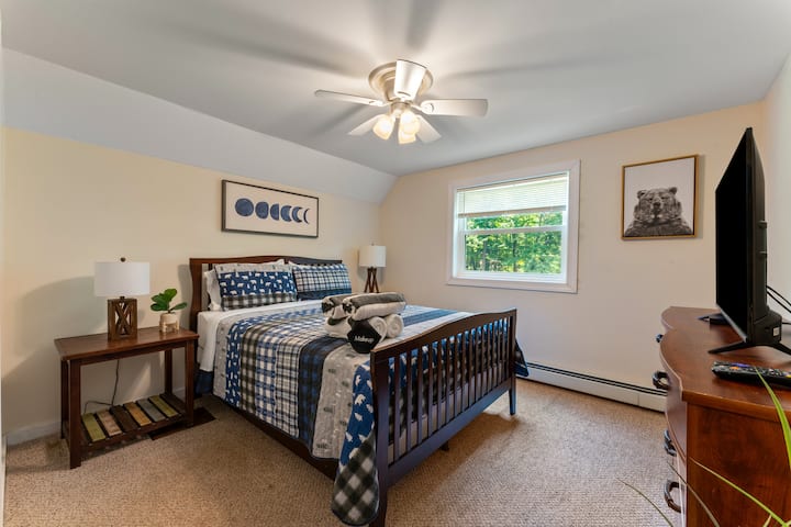 Relax in the sunlit bedroom with a cozy Queen bed!