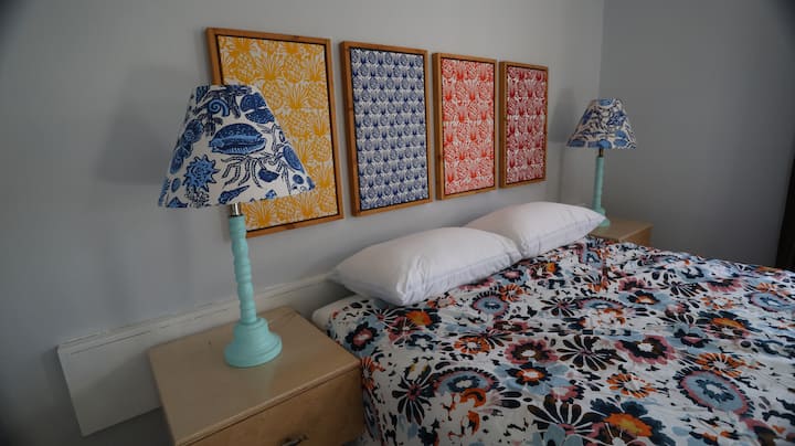 Matelas queen size hybride dans la deuxième chambre. Port de charge (USB, USB-C) et lampe de chaque côté du lit.