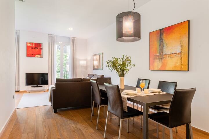 Elegant apartment with balcony | Rambla Catalunya gallery image 2