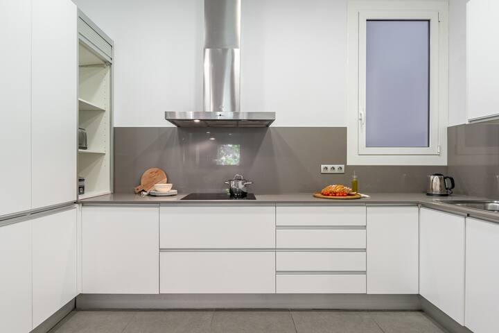 Elegant apartment with balcony | Rambla Catalunya gallery image 3