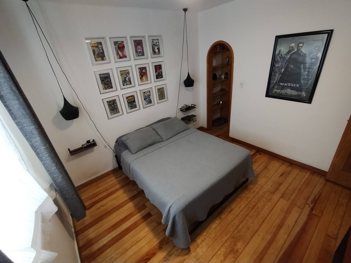 Krevat i rehatshëm dhe me hapësirë të bollshme Queen Size, TV 65" me Google Chrome, ventilator tavani, dollap në këmbë, ndërprerje në perde, shumë e qetë