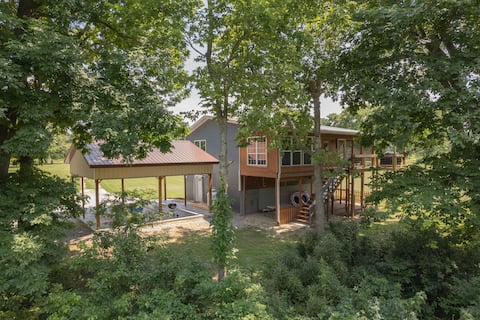 Waterfront Blue Heron, fish the Elk River