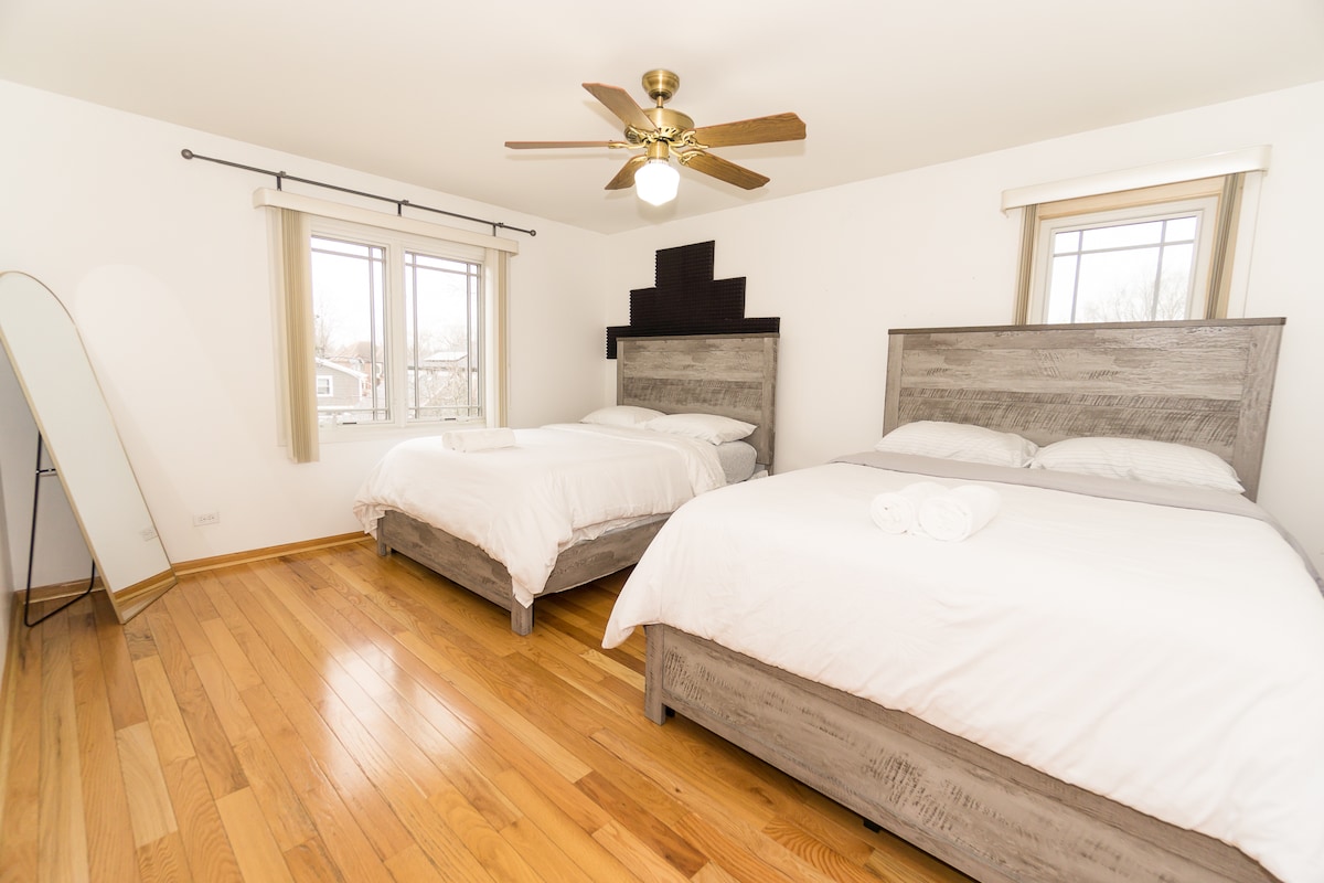 Chumba cha 3 cha kulala chenye vitanda 2 vya ukubwa wa Queen kwenye ghorofa ya 2.