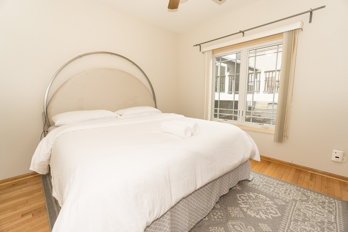 Chumba cha 5 cha kulala kilicho na Kitanda Kimoja cha King kwenye ghorofa kuu.