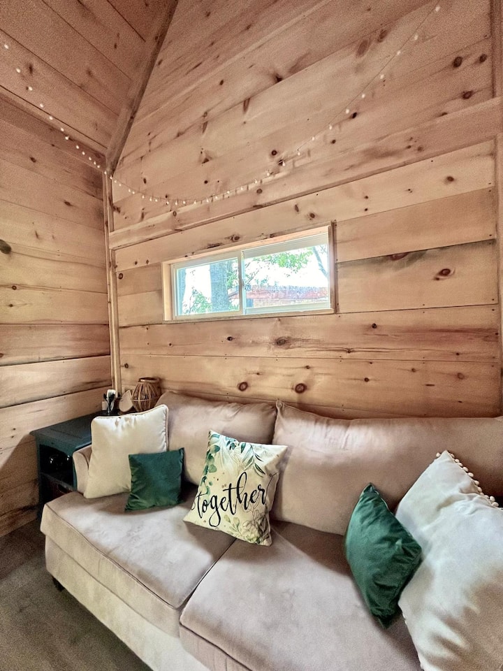 Adventurous Couples Cabin - Delhi, ON, Canada