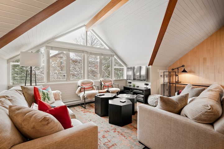 The Nest | Largest Place In Village | Free Parking - Whistler